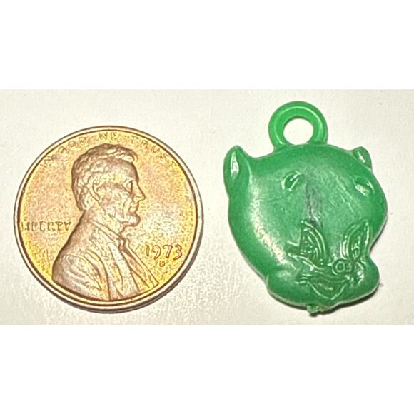 Vintage Cracker Jack Looney Tunes Porky Pig Green Celluloid Charm 1E - Picture 1 of 2